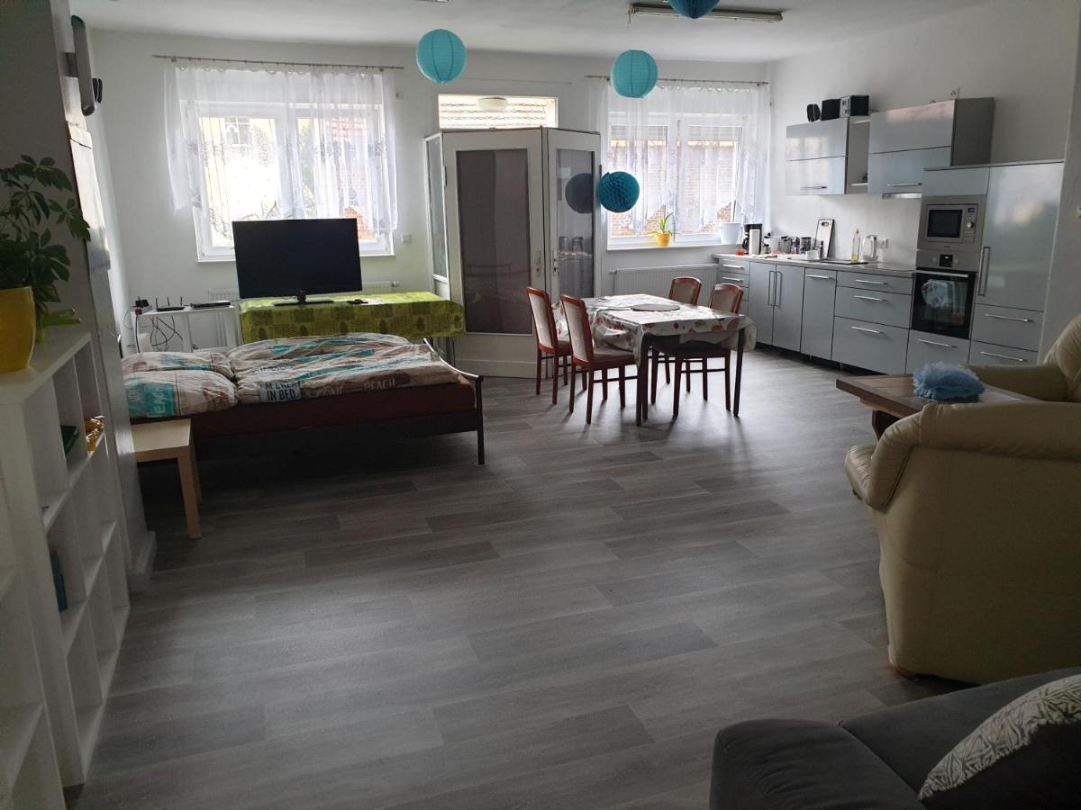 Einraum-Ferienwohnung 46M2 Eisenhuettenstadt-Diehlo Buitenkant foto